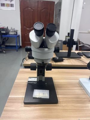 Microscópio binocular