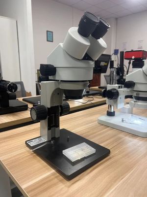 Microscópio binocular